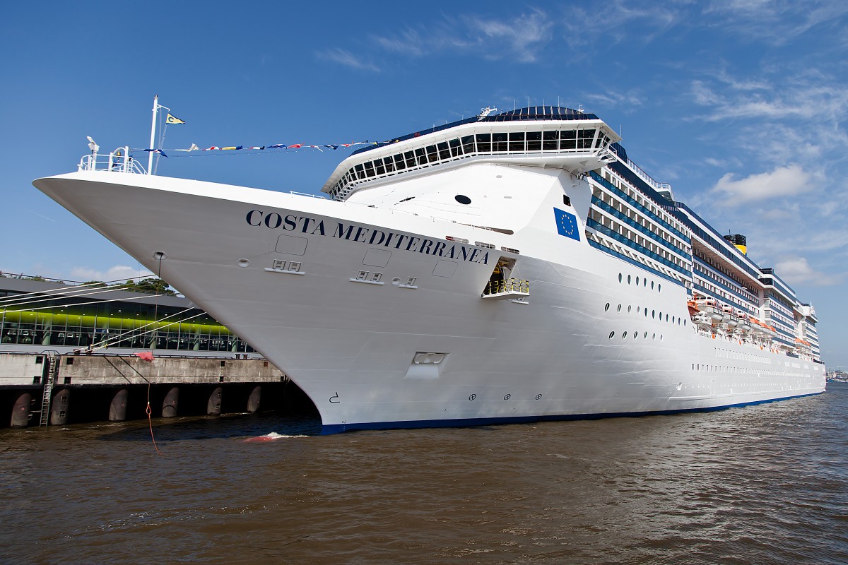 Die Costa Mediterranea am Kreuzfahrtterminal Altona im Hamburger Hafen.