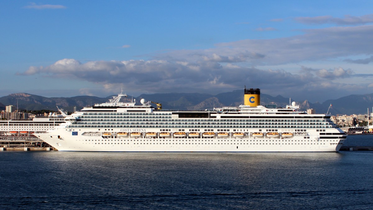 Die Costa Serena am 31.10.2013 im Hafen von Palma de Mallorca.