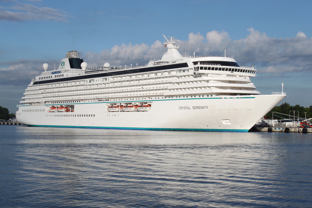 Die Crystal Serenity der Reederei Crystal Cruises auf ihrem Seeweg von Tallinn nach Kopenhagen kurz nach der Ankunft in Warnemünde.27.06.2018