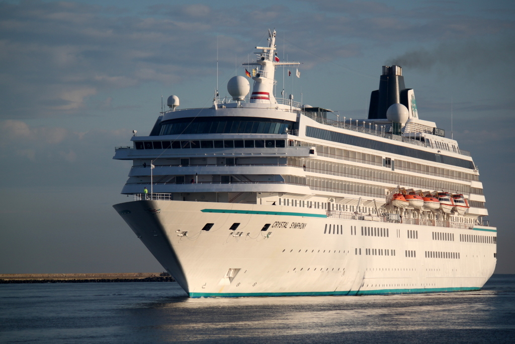 Die Crystal Symphony auf dem Weg von Kopenhagen nach Helsinki beim Einlaufen am 26.06.2014 um 06:12 Uhr in Warnemnde