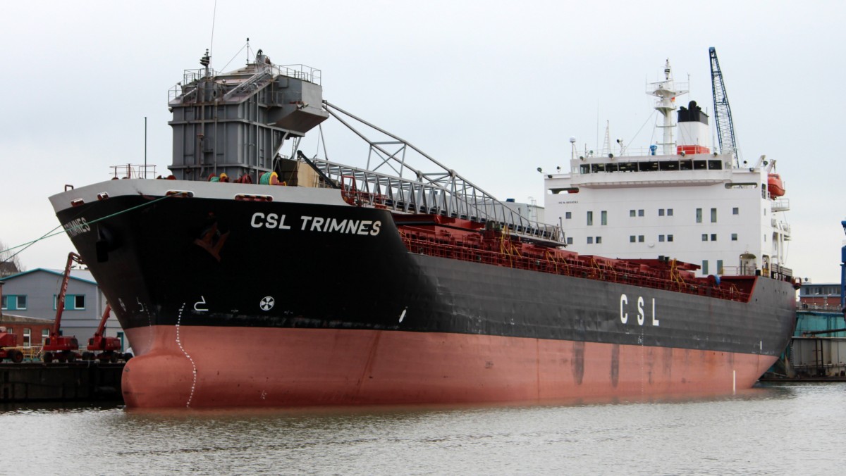 Die CSL Trimnes am 10.02.2014 im Hafen von Bremerhaven. Sie ist 150m lang und 24m breit.