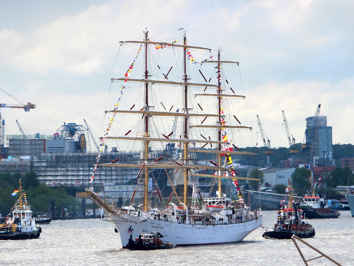 Die Dar Mlodziezy am 12.05.2013 auf der Elbe vor Hamburg.