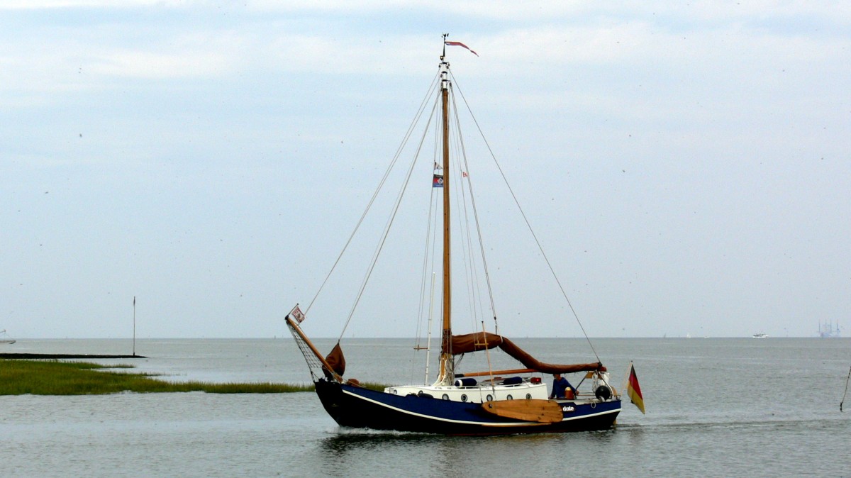 Die Date am 29.08.2012 bei der Einfahrt in den Hafen von Fedderwardersiel.