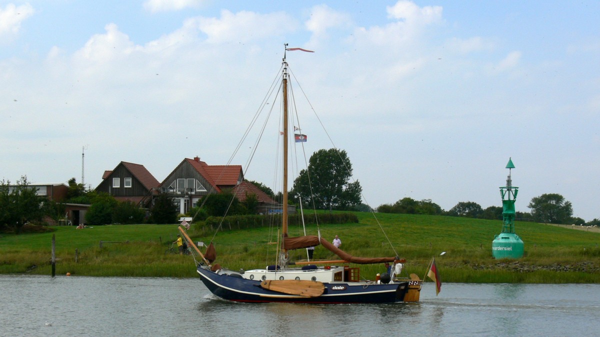 Die Date am 29.08.2012 bei der Einfahrt in den Hafen von Fedderwrdersiel.