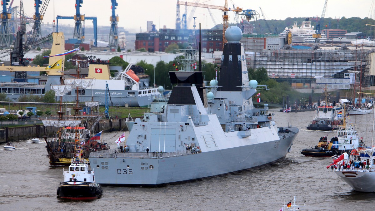 Die Defender am 12.05.2013 im Hafen von Hamburg.