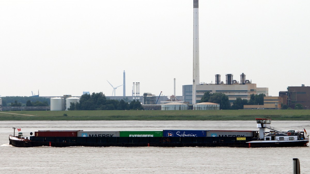 Die Dione am 15.08.2013 auf der Weser vor Bremerhaven.
