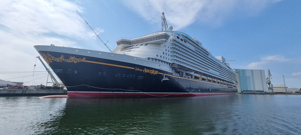 Die Disney Adventure am Ausrüstungskay am 09.08.2025 im Hafen von Wismar.
IMO Nr.9808986