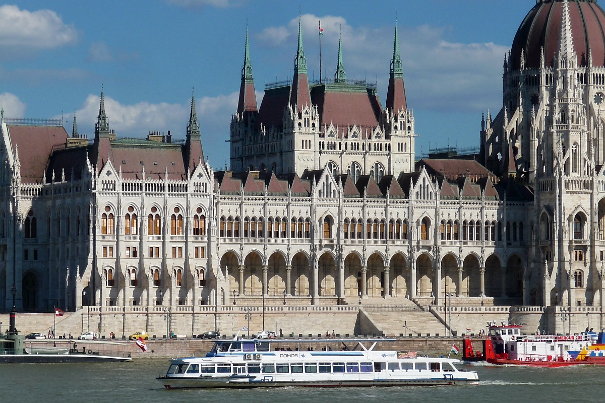 Die  Dömös  vor dem Parlament in Budapest, 7.8.16 