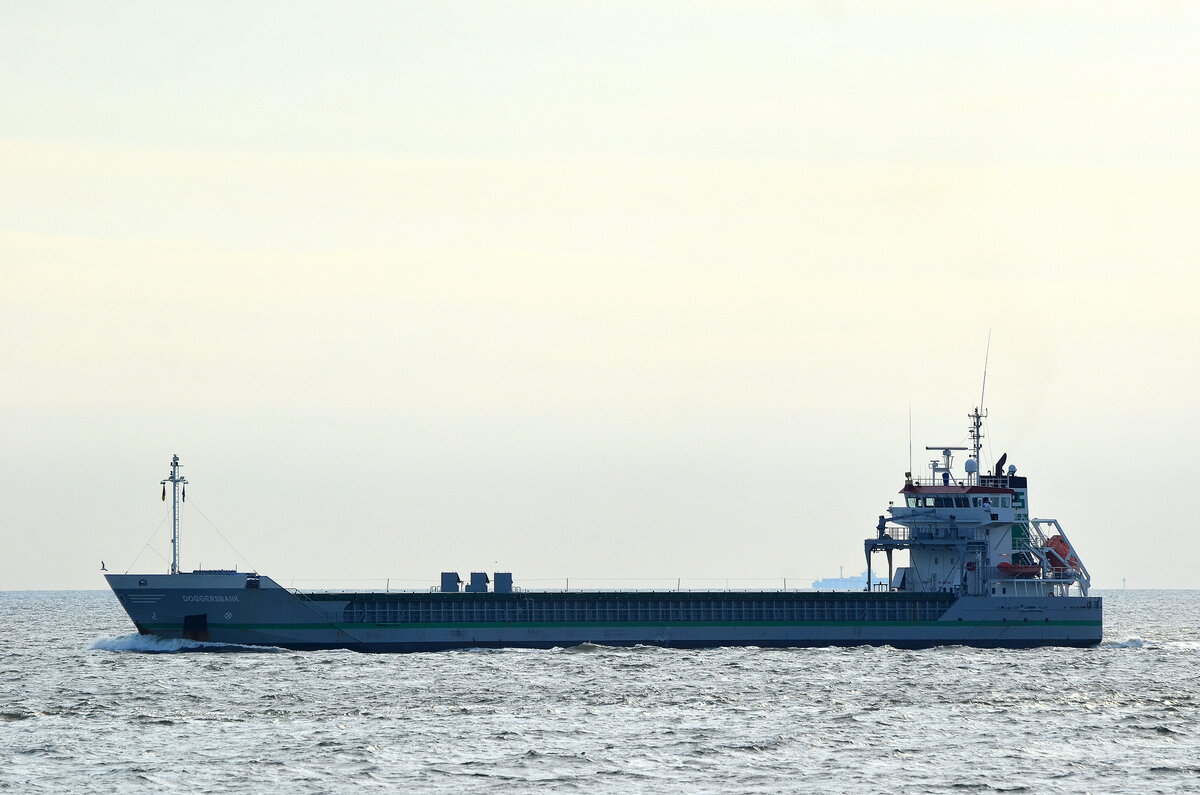 Die DOGGERSBANK IMO-Nummer:9341768 Flagge:Niederlande Länge:111.0m Breite:14.0m Baujahr:2006 Bauwerft:Ferus Smit Scheepswerf,Hoogezand vor der Alten Liebe Cuxhaven am 23.08.22