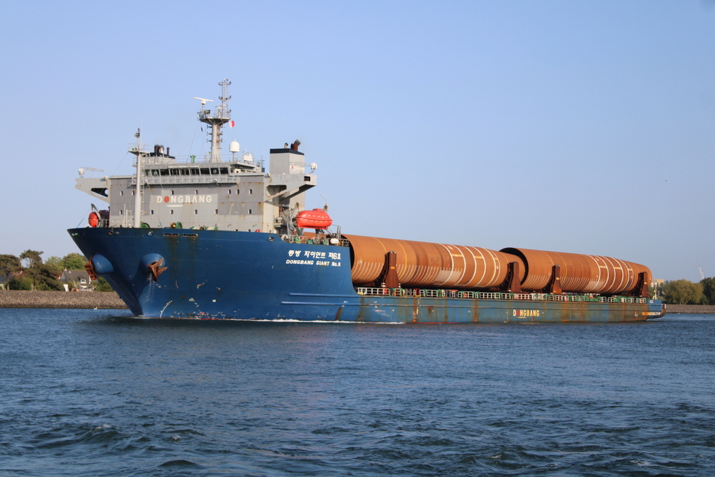 Die Dongbang Gigant No.6 auf dem Seeweg  von Rostock nach Vlissingen beim Auslaufen am Abend des 26.05.2023 in Warnemünde.