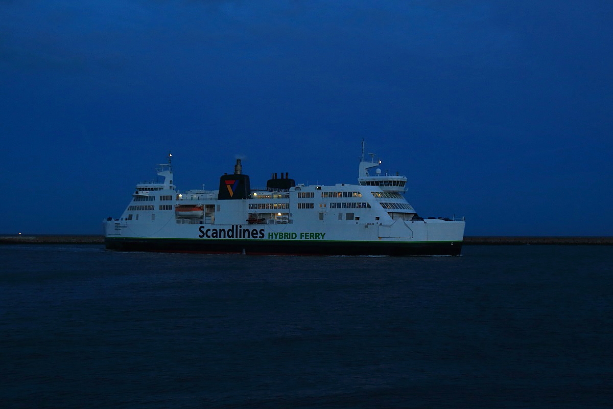 Die Doppelendfähre für den RoRo- und Eisenbahnverkehr  Prinsesse Benedikte  der Scandlinies Danmark erreicht am Abend des 28.10.2016 den Fährbahnhof Puttgarden