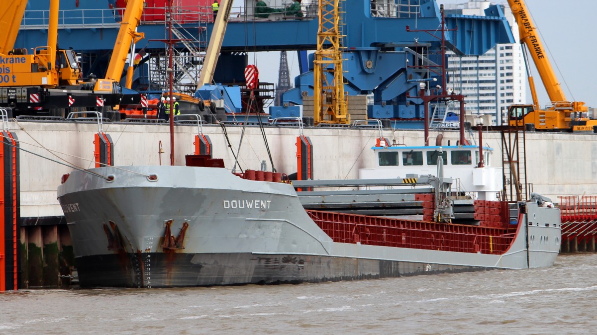 Die Douwent am 02.05.2014 auf der Weser vor Blexen.