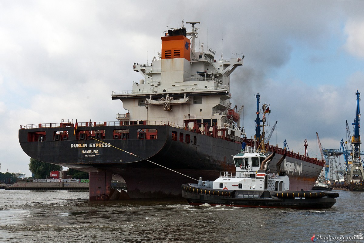 Die Dublin Express IMO 9232577, der Hapag Lloyd beim Eindocken. 
Länge 281m, Breite 32,2m, Kapazität 4115 Teu.
Hamburger Hafen am 25.07.2015