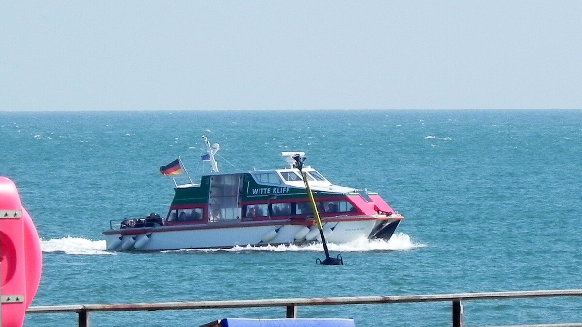 Die Dünenfähre  Witte Kliff  verbindet den Hafen der Insel Helgoland, 

Wegen seiner Lage auf offener See wird Helgoland häufig als „einzige Hochseeinsel Deutschlands“ bezeichnet.
