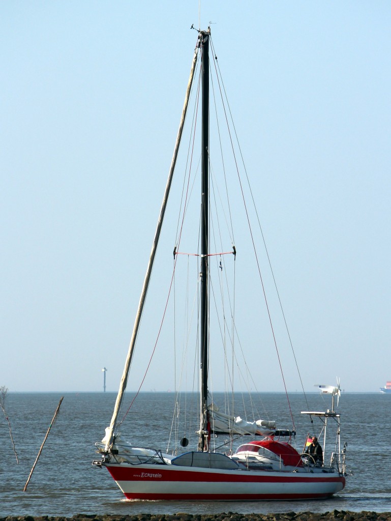 Die Eckstein am 03.05.2013 bei der Einfahrt in den Hafen von Fedderwardersiel.