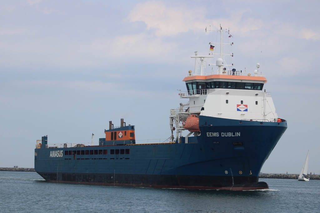 Die EEMS DUBLIN auf dem Seeweg von Ostermoor nach Rostock beim Einlaufen am Mittag des 11.06.2022 in Warnemünde.