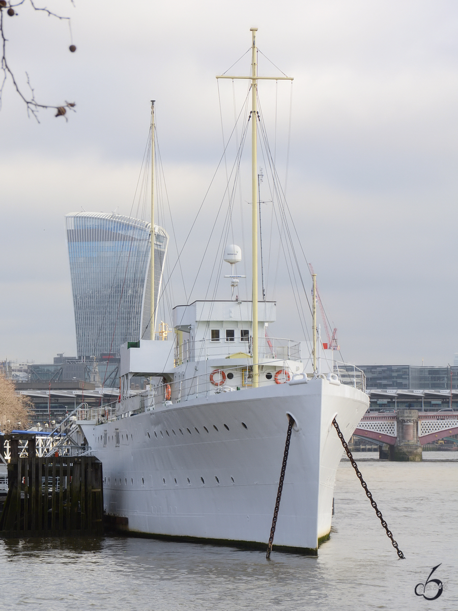 Die ehemalige Korvette HQS WELLINGTON im Februar 2015 in London.
