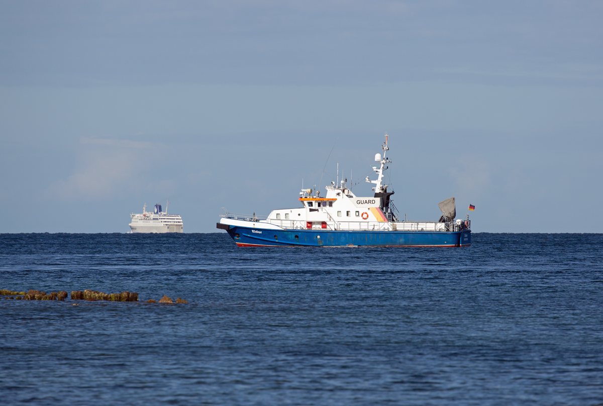 Die EIDER vor dem Nationalpark Jasmund, im Hintergrund die Bornholm Fähre POVL ANKER. - 09.07.2022