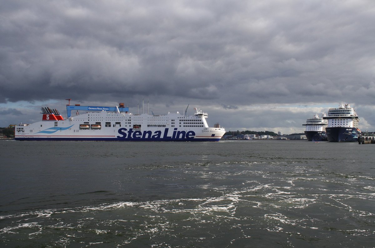 Die einzigen Sonnenstrahlen an diesem 6. Juli 2016 waren wohl ehr für die Stena Scandinavica bestimmt, die hier pünklich um 18:45 Uhr den Kieler Hafen in Richtung Göteborg verlässt. Im Hintergrund liegen die Mein Schiff 4 und die Mein Schiff 5 am Ostseekai.