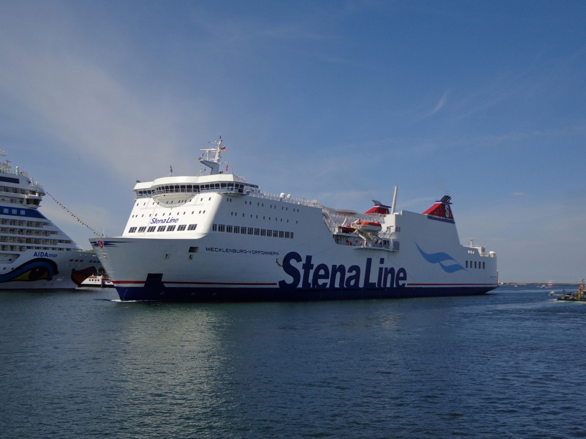 Die Eisenbahnfähre Mecklenburg-Vorpommern der Stena Line (200 m lang,Bj.1996) am 7.6.14 bei der Einfahrt in Warnemünde