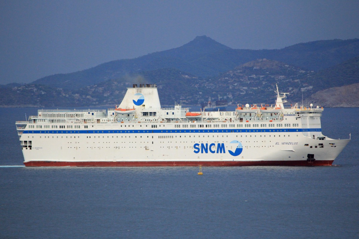 Die El Venizelos der SNCM beim Einlaufen in den Hafen von Piräus am 3. Oktober 2013. IMO: 7907673. Die 175 Meter lange und 2500 Passagire fassende Fähre ist eine der grössten im Mittelmeer.