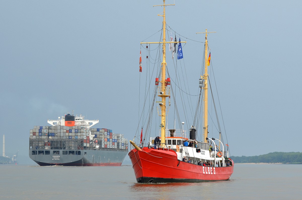 Die Elbe 3 Länge:45.0m Breite:7.0m ältestes fahrbereites Feuerschiff der Welt am 05.07.14 auf der Elbe bei Lühe im Hintergrund läuft die Tempanos IMO-Nummer:9447897 Flagge:Liberia Länge:300.0m Breite:46.0m Baujahr:2011 Bauwerft:Samsung Shipbuilding&Heavy Industries,Geoje Südkorea nach Hamburg ein.