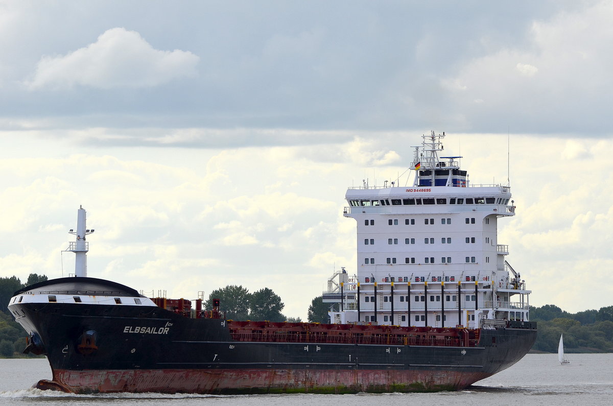 Die ELBSAILOR IMO-Nummer:9448695 Flagge:Antigua und Barbuda Länge:158.0m Breite:24.0m Baujahr:2012 Bauwerft:Nanjing Wujiazui Shipbuilding,Nanjing China  beim einlaufen nach Hamburg vor Blankenese am 31.08.20