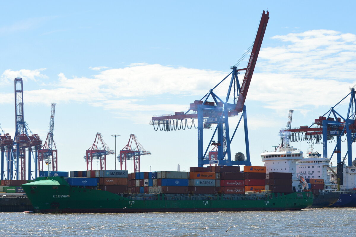 Die ELBWIND ex. LINDAUNIS Feederschiff IMO-Nummer:9483334 Flagge:Zypern ex. Liberia L�nge:151.0m Breite:24.0m Baujahr:2012 Bauwerft:Jiangdong Shipyard,Wuhu China im Hamburger Hafen aufgenommen am 23.06.26