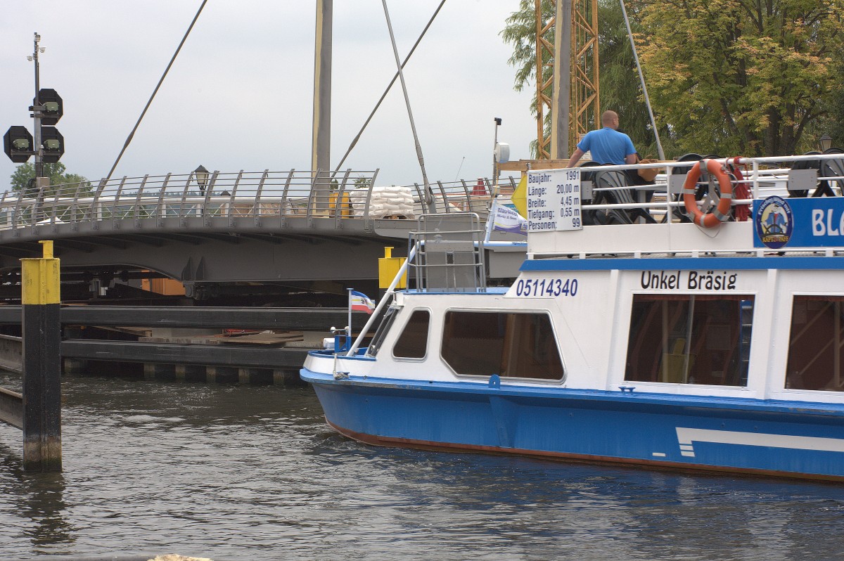 Die Elde erhlt in Malchow eine neue Drehbrcke. Hier passiert gerade Unkel Brsig
die Baustelle, welche leider sehr weitrumit durch hohe Metallgitterzune abgesperrt ist. 31.08.2013  17:07 Uhr.