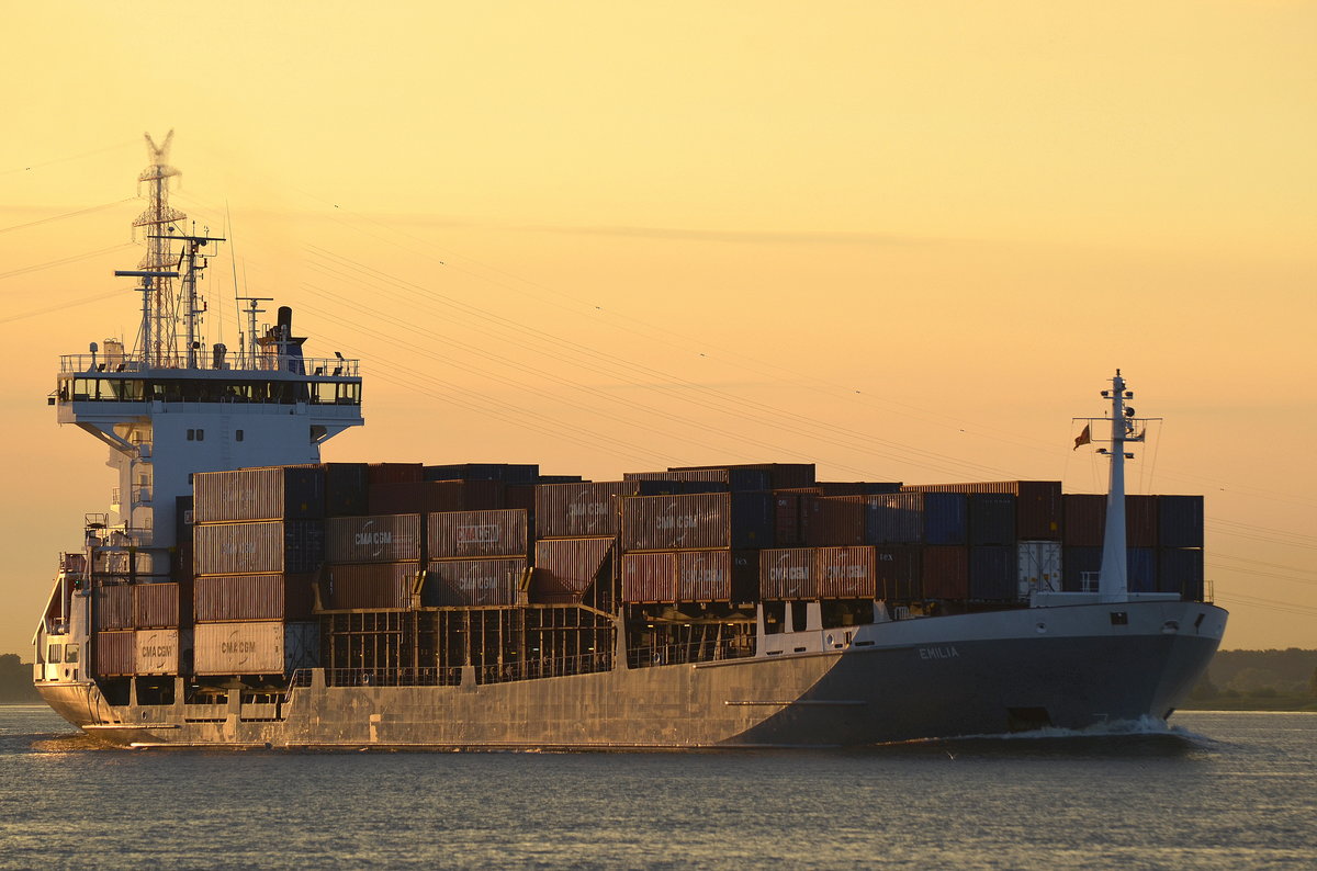 Die Emilia IMO-Nummer:9197521 Flagge:Portugal Länge:121.0m Breite:18.0m Baujahr:1999 Bauwerft:Sietas Schiffswerft,Hamburg Deutschland einlaufend nach Hamburg bei Lühe am 23.07.16