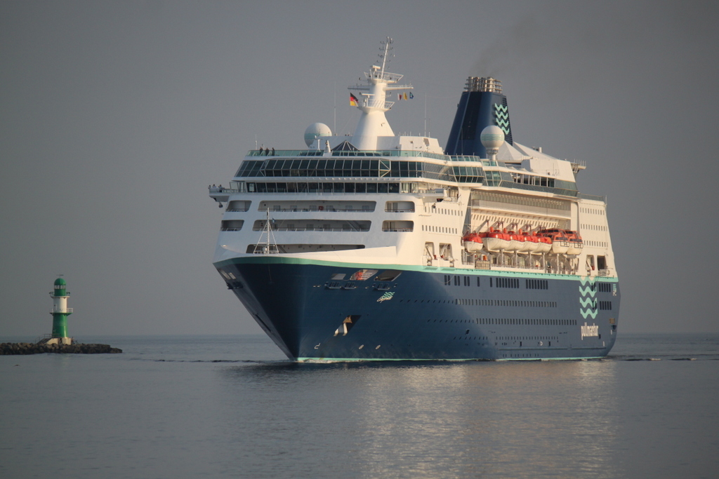 Die Empress auf ihrem Weg von Malm nach Stockholm beim Einlaufen in Warnemnde sie fuhr noch weiter bis zum Rostocker Seehafen rein.05.07.2015