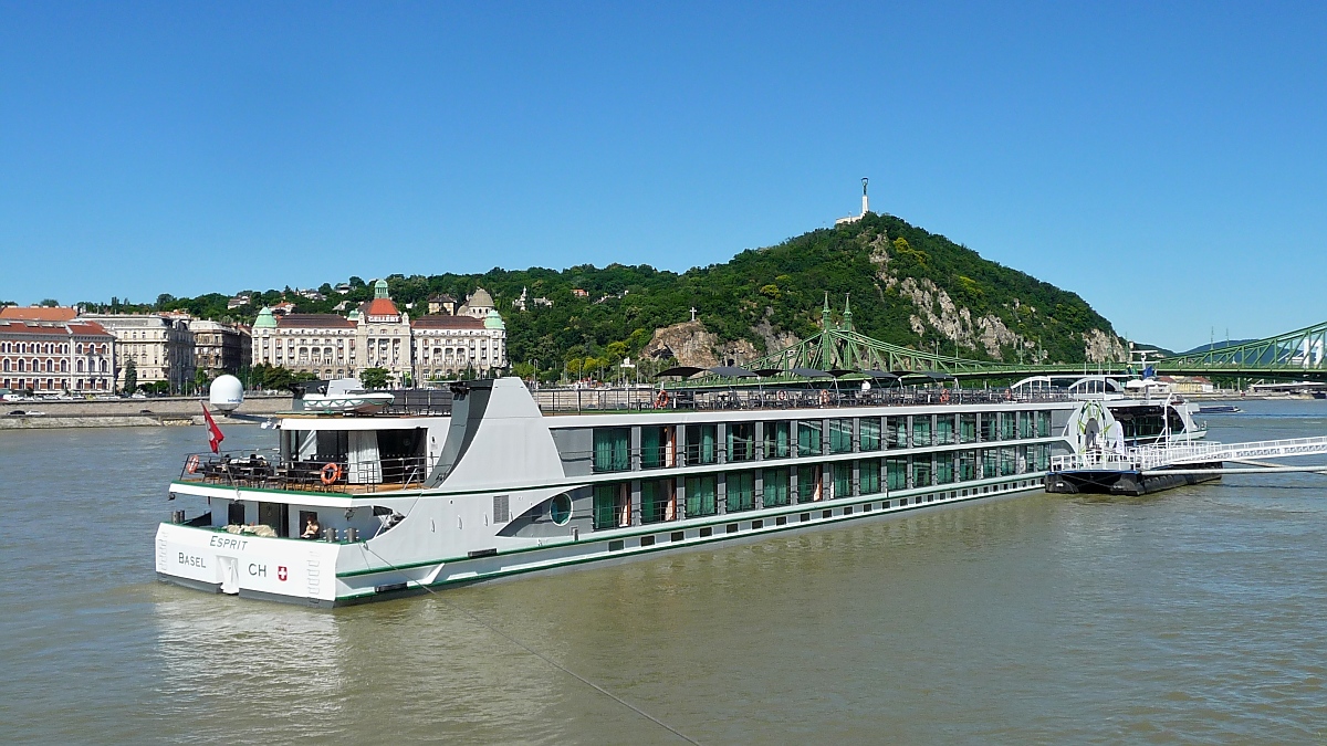 Die  Esprit  aus Basel liegt in Budapest vor der Freiheitsbrücke, 18.6.2016