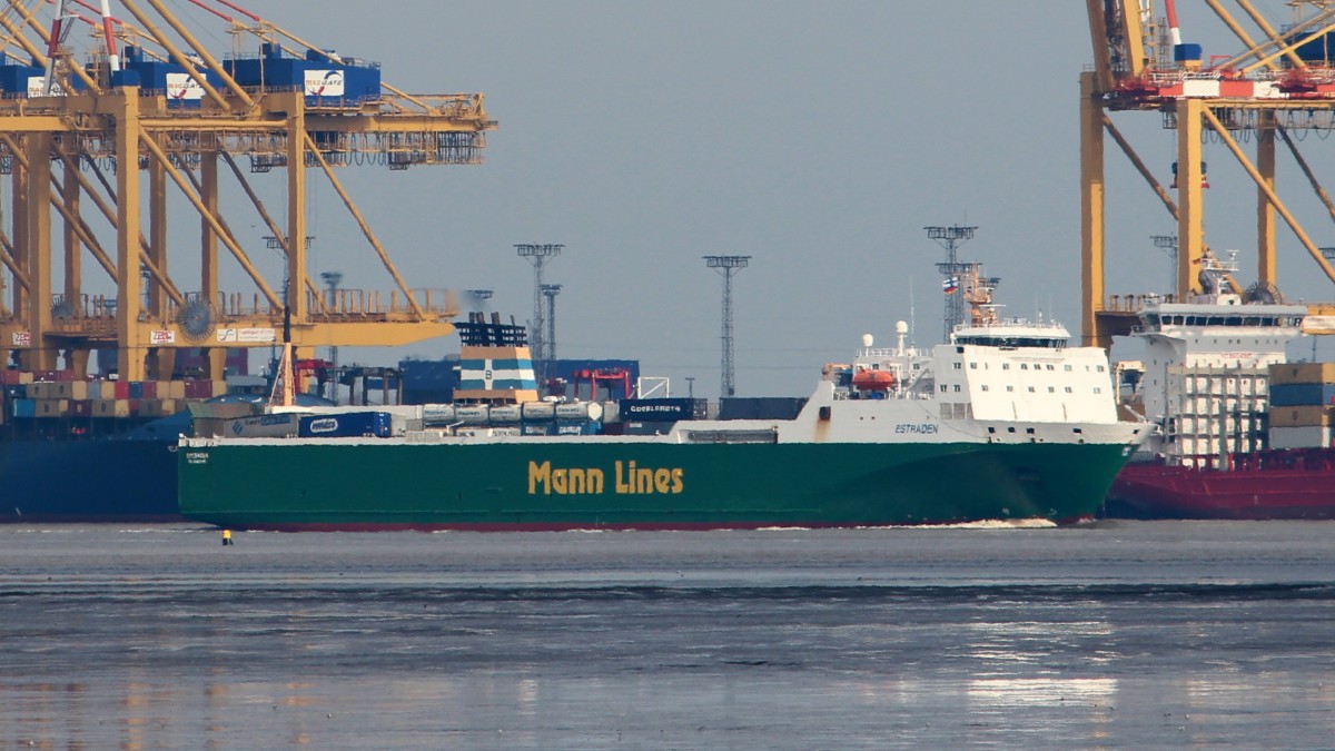 Die Estraden am 21.03.2013 auf der weser vor Bremerhaven.