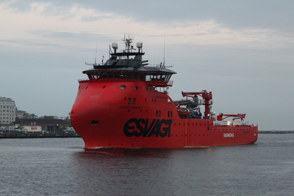 Die Esvagt Froude beim Einlaufen in Warnemnde am Morgen des 17.05.2017