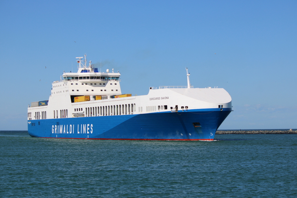 Die EUROCARGO SAVONA auf ihrem Seeweg von Hanko nach Rostock-Überseehafen beim Einlaufen am 23.04.2021 in Warnemünde.