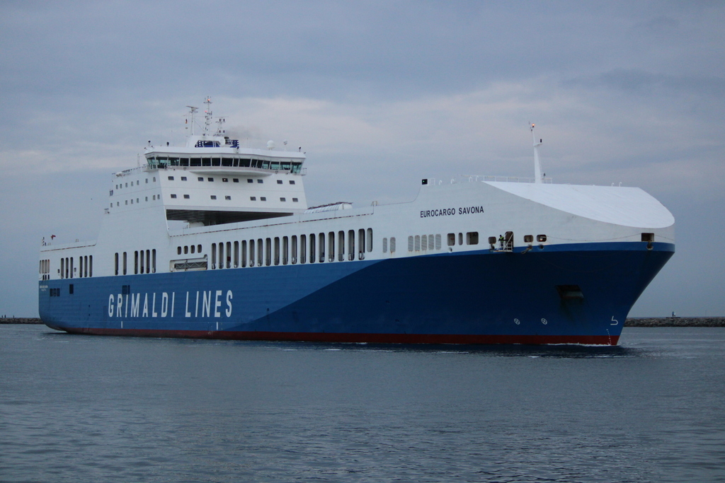 Die EUROCARGO SAVONA auf ihrem Seeweg von Hanko nach Rostock-Überseehafen beim Einlaufen am Abend des 26.11.2021 in Warnemünde