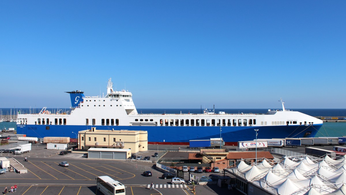 Die Eurocargo Sicilia am 24.10.2013 im Hafen von Catania.