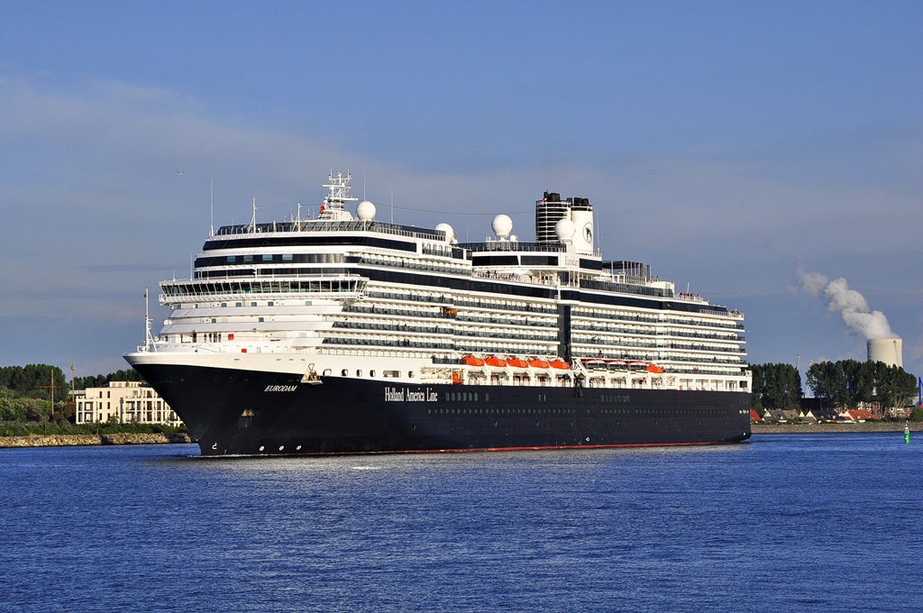 Die  EURODAM  verlässt am 23.06.2015 Warnemünde.