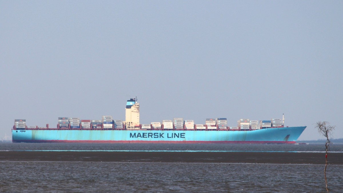 Die Evelyn Maersk am 02.05.2013 auf der weser vor Fedderwardersiel.