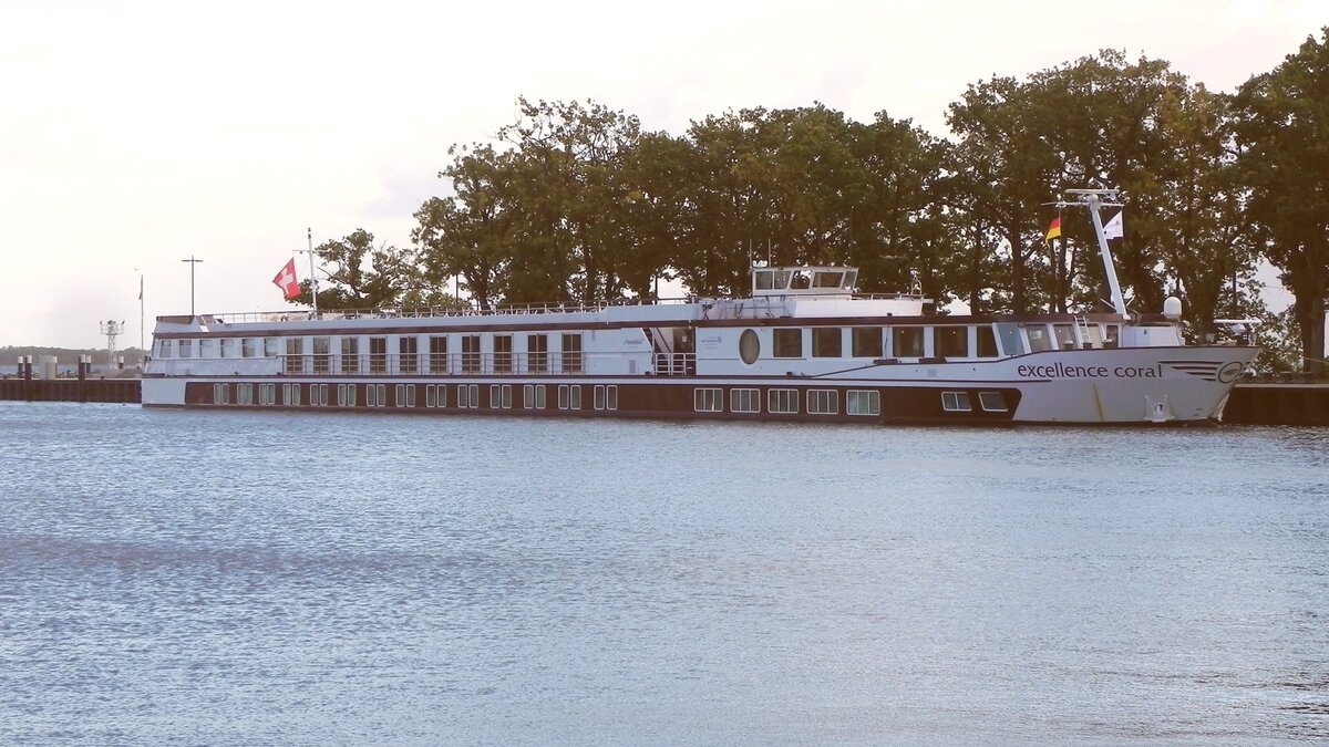 Die Excellence Coral, ENI-Nr.: 07001711, ist ein Flusskreuzfahrtschiff  der Swiss Excellence River Cruise GmbH. Am 03.10.2022 im Hafen von Lauterbach auf der Ostseeinsel Rügen.