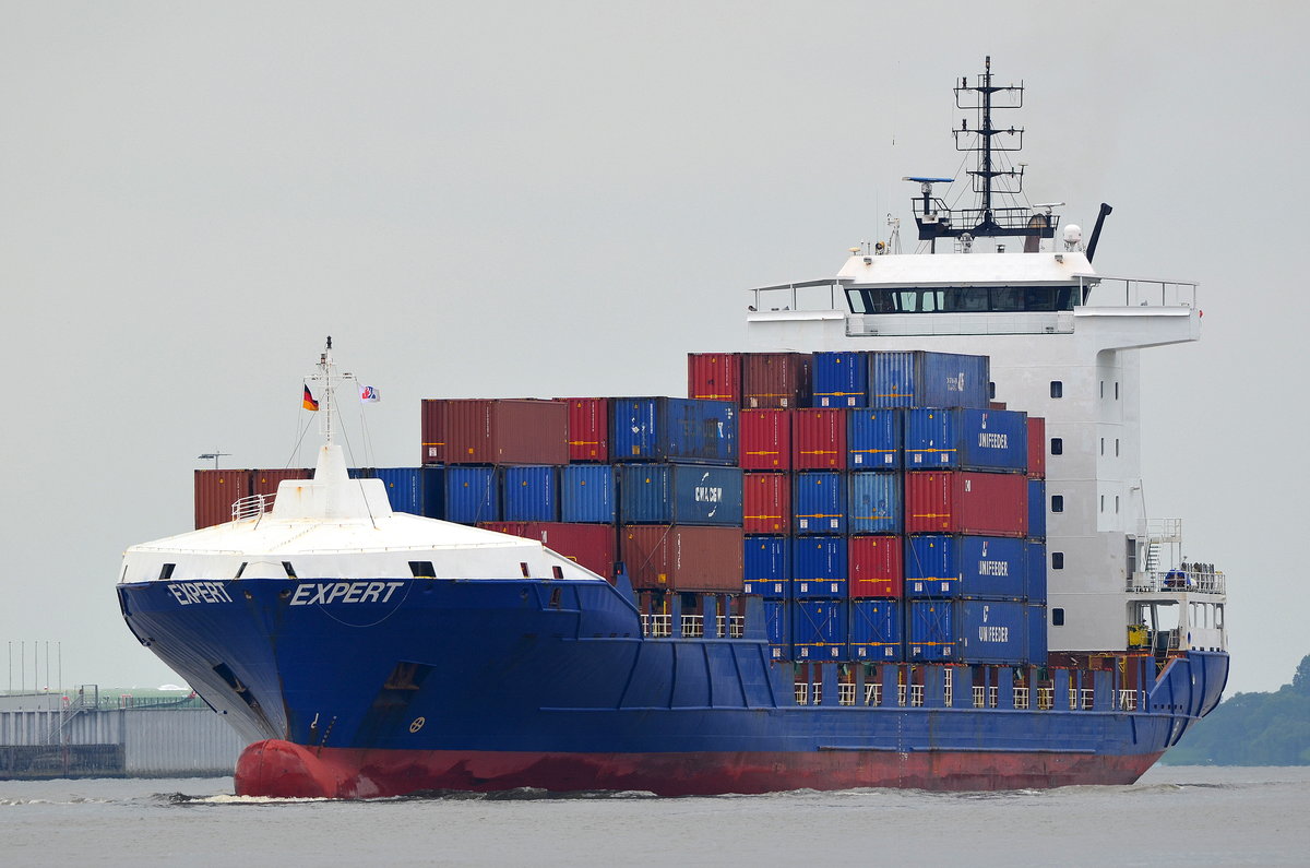 Die EXPERT IMO-Nummer:9436305 Flagge:Portugal Länge:141.0m Breite:22.0m Baujahr:2011 Bauwerft:Jiangsu Bolunbao Shipbuilding Company,Yangzhong China nach Hamburg einlaufend am 02.07.20 aufgenommen in Teufelsbrück.