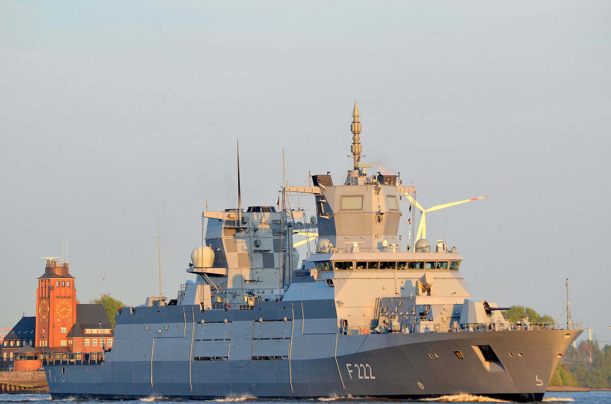 Die F222 Baden-Württemberg Flagge:Deutschland Länge:150.0m Breite:19.0m beim auslaufen aus Hamburg aufgenommen am 07.05.17 vom Anleger Teufelsbrück.