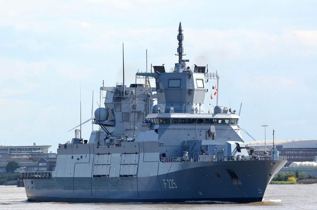 Die F225 RHEINLAND-PFALZ Flagge:Deutschland Länge:148.0m Breite:18.0m Baujahr:2020 Bauwerft:Blohm und Voss,Hamburg Deutschland aus Hamburg auslaufend vor Blankenese am 31.08.20