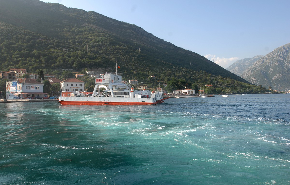 Die Fähre »Perast« zwischen Kamenari und Lepetani in der Kotor Bucht in Montenegro.