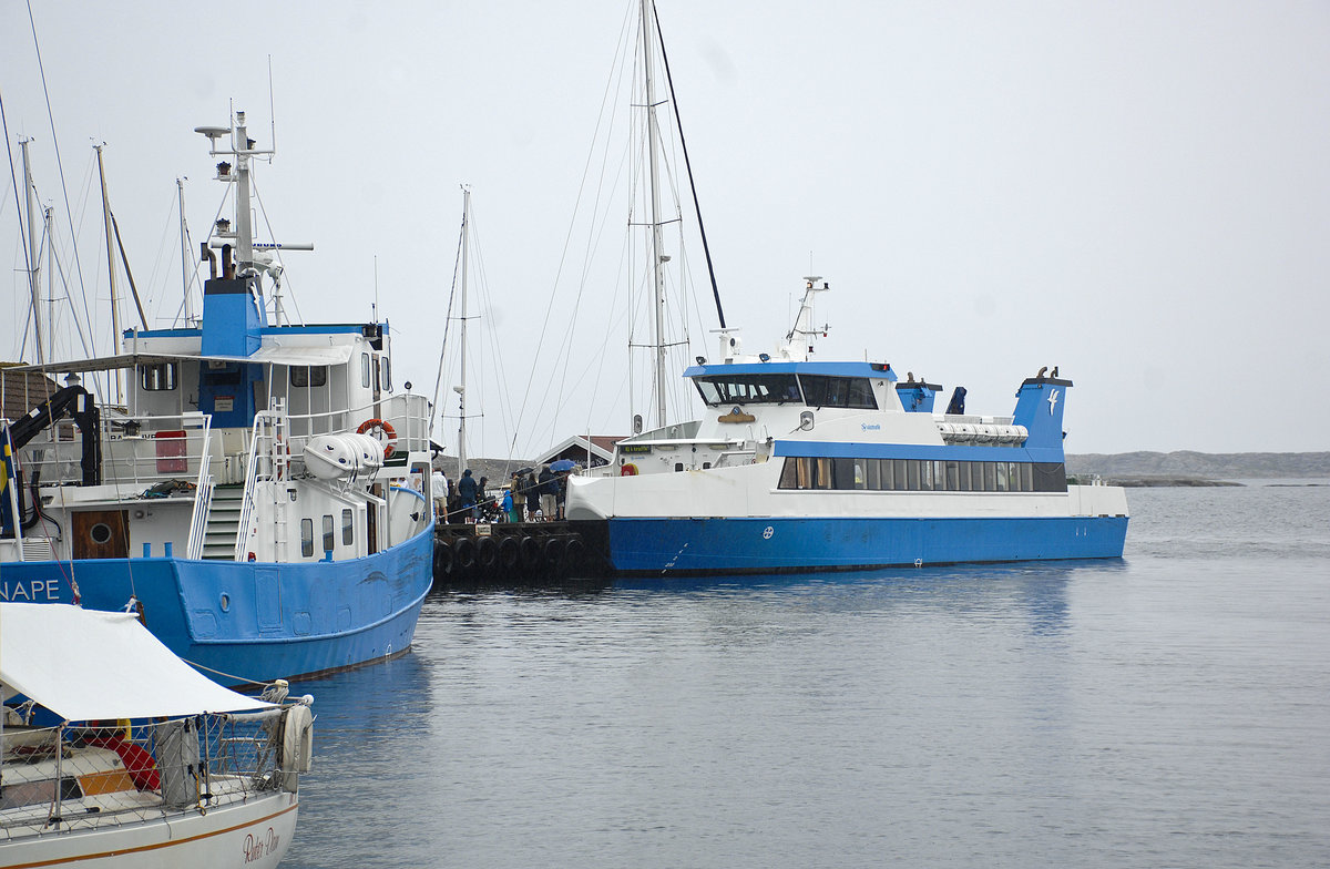 Die Fähre »Stromstjerna« im Hafen von Käringön. Västtrafik betreibt ein Fähre, das täglich mehrmals die Insel Käringön von Tuvesvik anfährt. Eine Reise dauert ungefähr 30 Minuten.
Aufnahme: 3. August 2017.