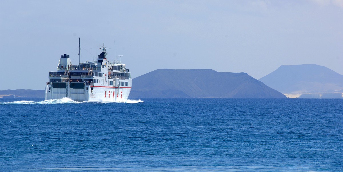 Die Fähre »Vulcan de Tindaya« von Armas zwischen Lanzarote und Fuerteventura auf der Fahrt von Playa Blanca nach Corralejo. Aufnahme: April 2011.