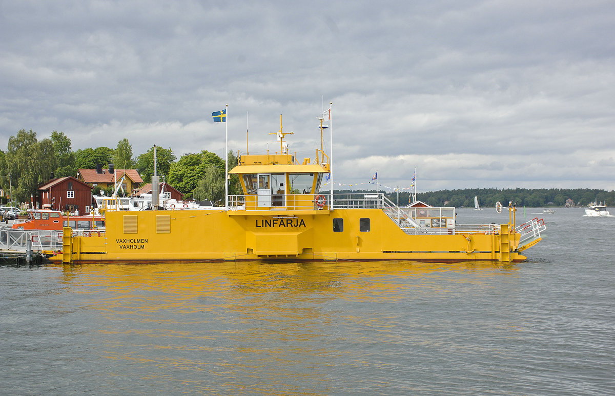 Die Fähre 61/335 »Waxholmen« im Hafen von Walholm/Schweden. Baujahr: 1999. Bauwerft: Trondheim Verft AS, Trondheim 
+ Tenö Varv, Vaxholm, S. SLEK - 4 x Scania-Diesel Typ DSI 14 mit zusammnenn 1470 kW; ab 2011 4 x Scania Diesel Typ DI16 mit zusammen 1470 kW. 
Aufnahme: 26. Juli 2017.
