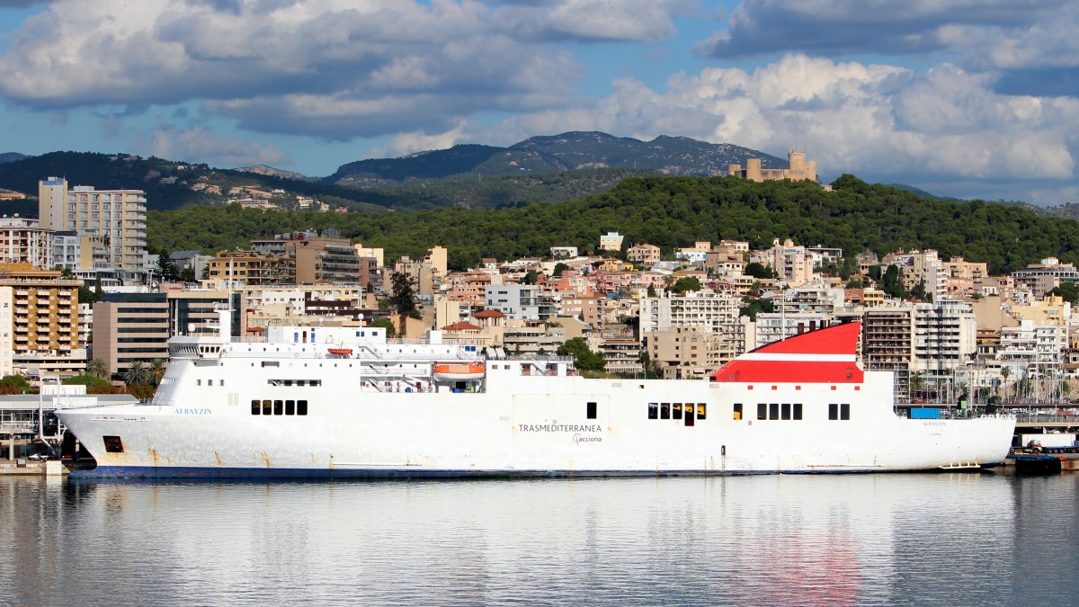 Die Fhre Albayzin am 31.10.2013 im Hafen von Palma de Mallorca.