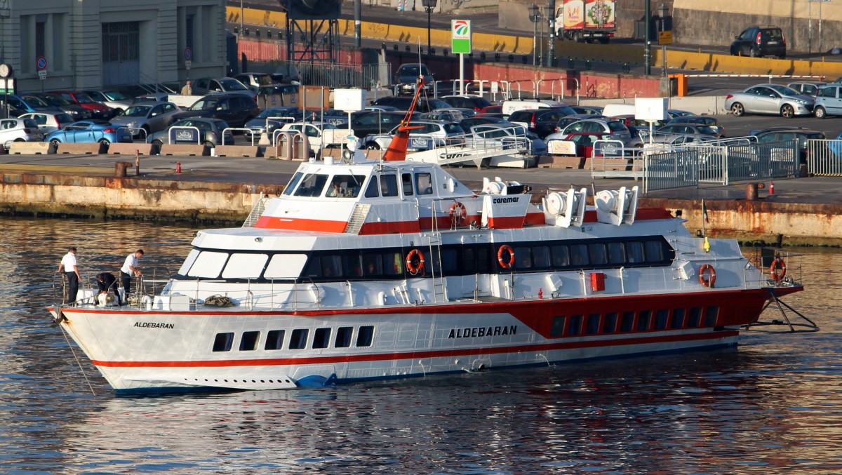 Die Fähre Aldebaran am 25.10.2013 beim Ablegemanöver im Hafen von Neapel.