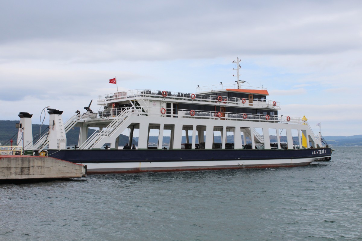 Die Fähre Alinteri-8 befindet sich am 9. Maj 2014 im Hafen von Canakkale in der Türkei. Die Stadt ist Hauptstadt der gleichnamigen Provinz.